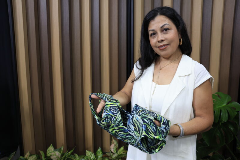 Vende vestidos de baño para familias y hasta mascotas. Foto: Issac Villalta.