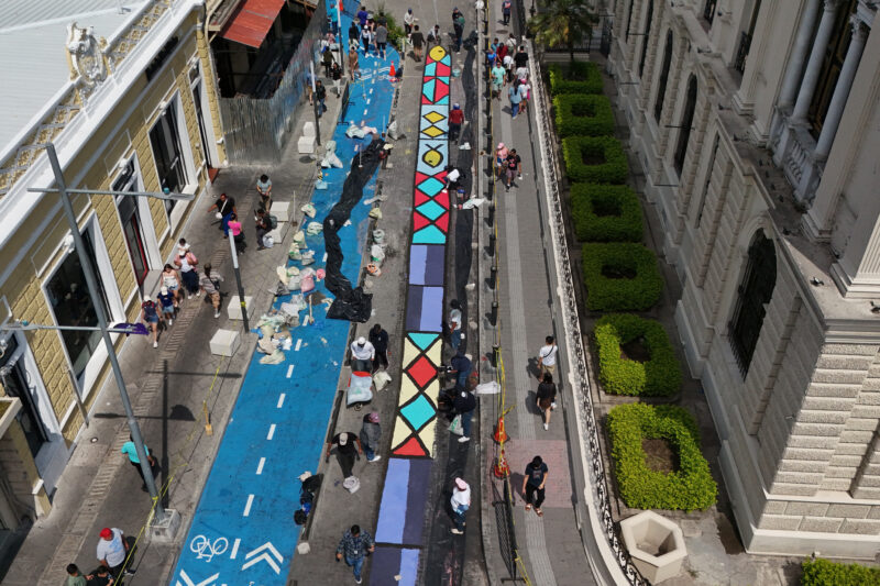 Salvadoreños hacen alfombra de sal de 1 km en Semana Santa