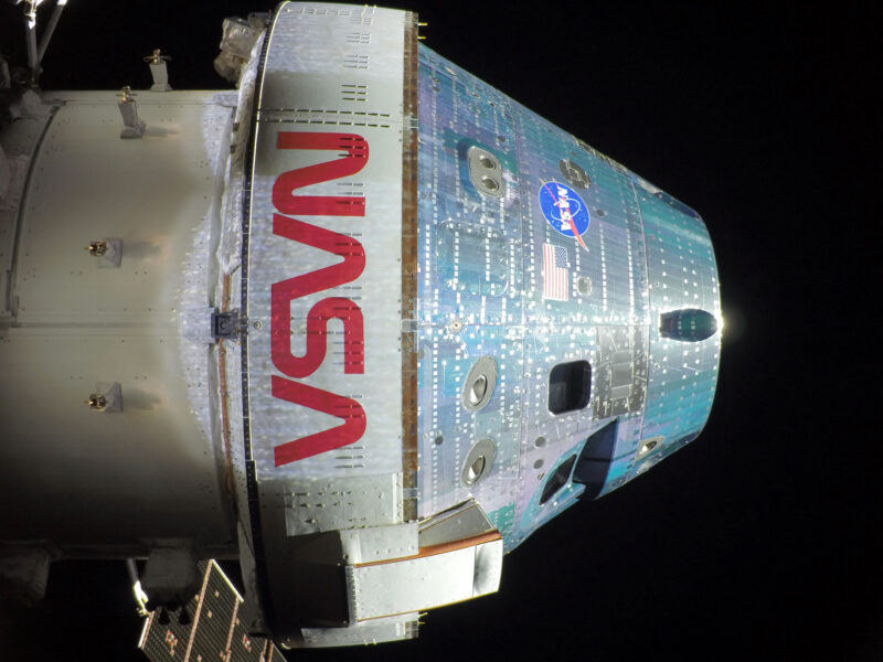Nave espacial Orion captada por una cámara montada en una de sus alas de paneles solares durante una inspección externa de rutina. Foto: NASA.