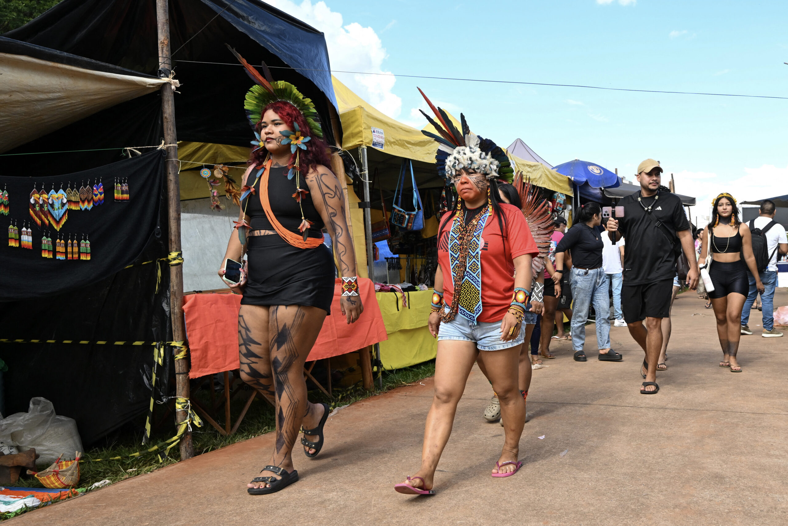 Indígenas reclaman más protección de tierras en marcha en Brasil