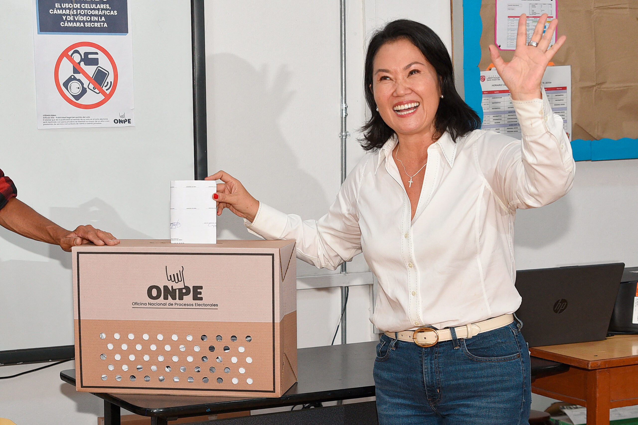 Keiko Fujimori lidera sondeos a boca de urna