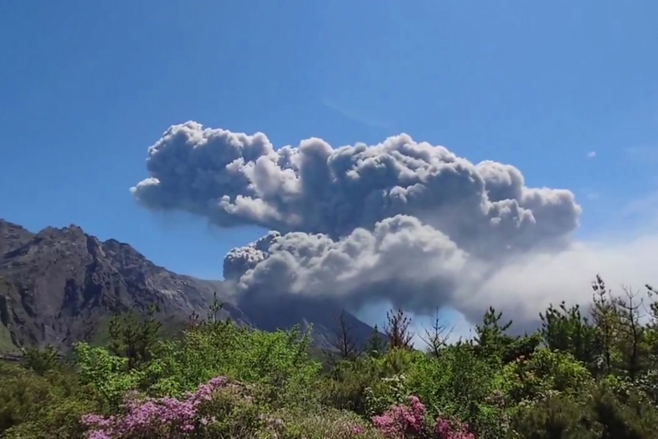 Erupción en Japón: volcán expulsa ceniza a más de 3.400 metros