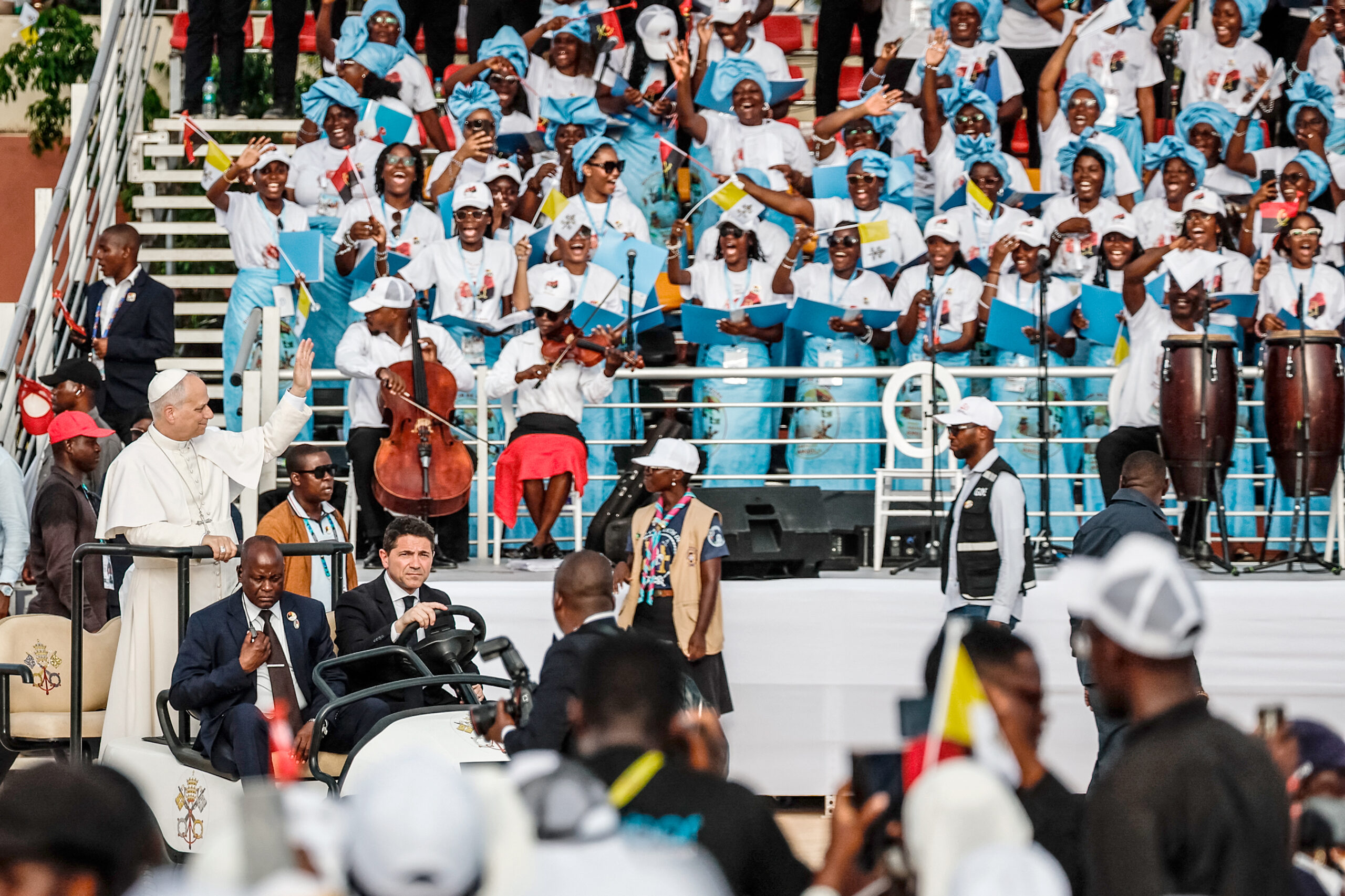 Más de 100 mil fieles escuchan al papa León XIV en Angola