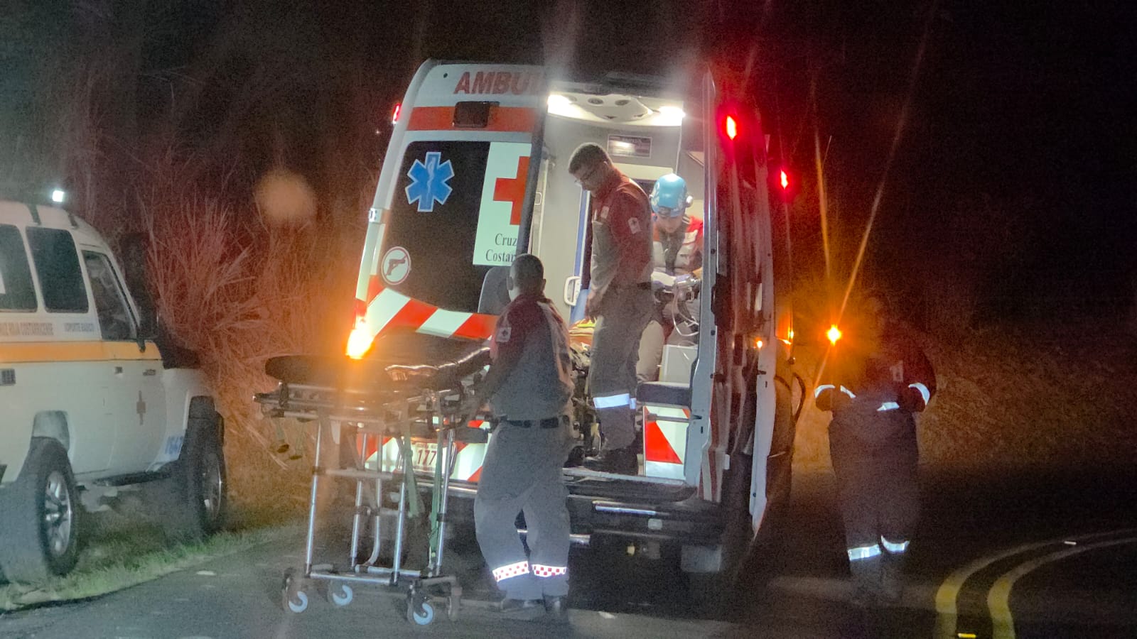 Motociclista pierde el control y cae a guindo