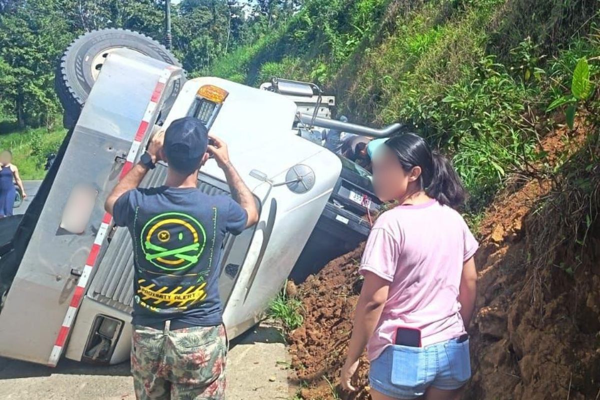 Muere uno de los pasajeros de carro prensado por tráiler el sábado en Monterrey de San Carlos