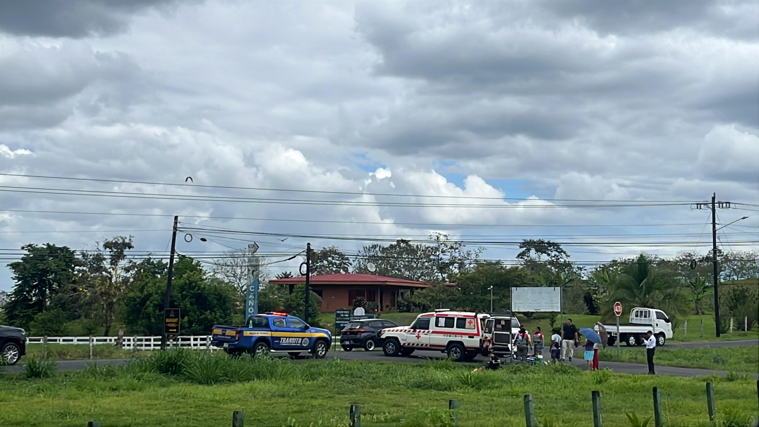 Video capta choque entre motocicleta y vehículo en La Fortuna