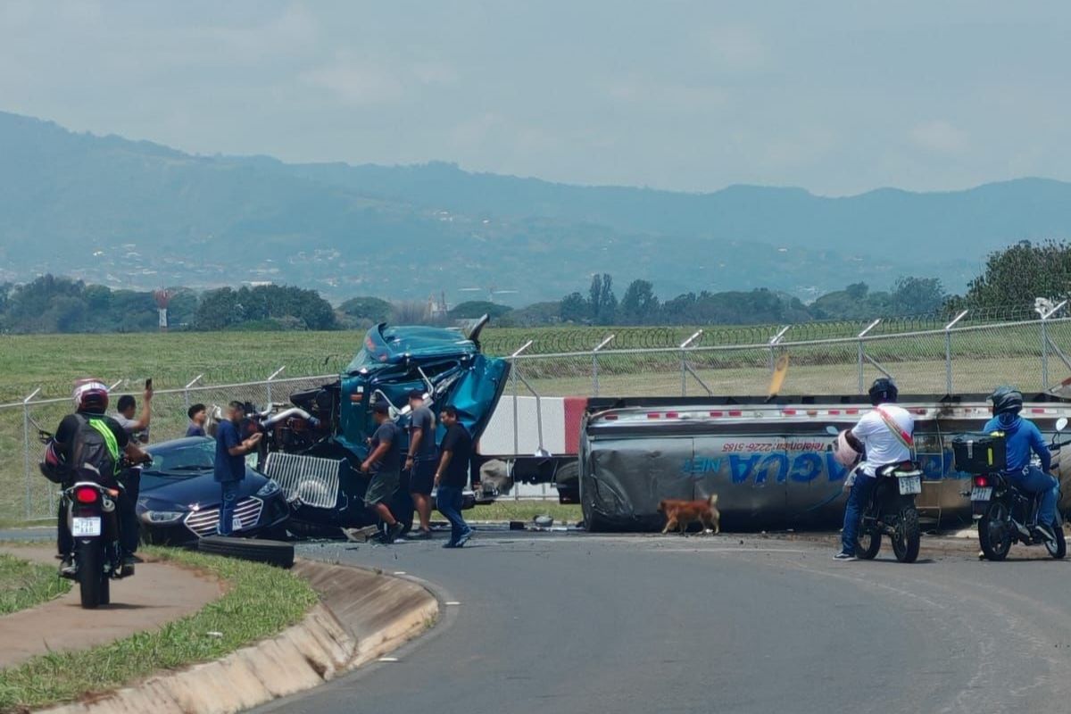 Vehículo pesado se vuelca y choca contra automóvil cerca del aeropuerto