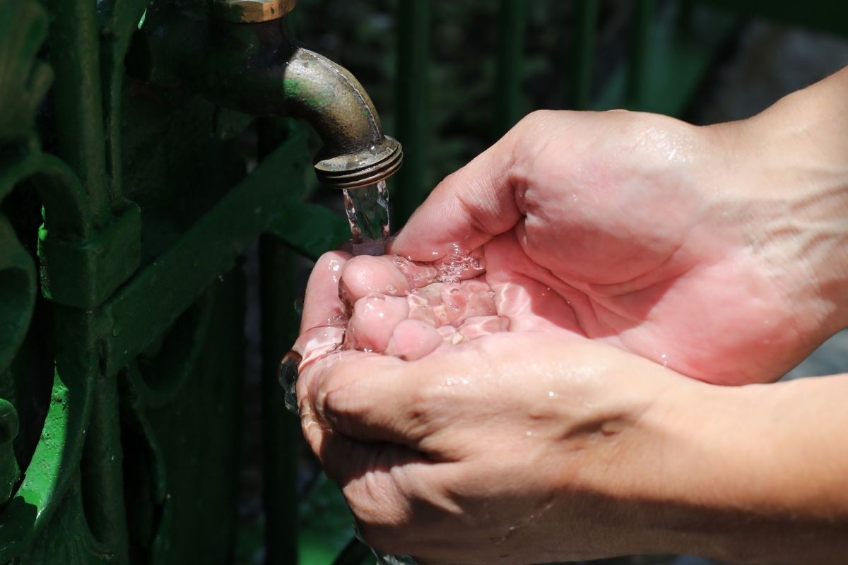 Clausuran local tras alerta por hidrocarburos en fuente de agua