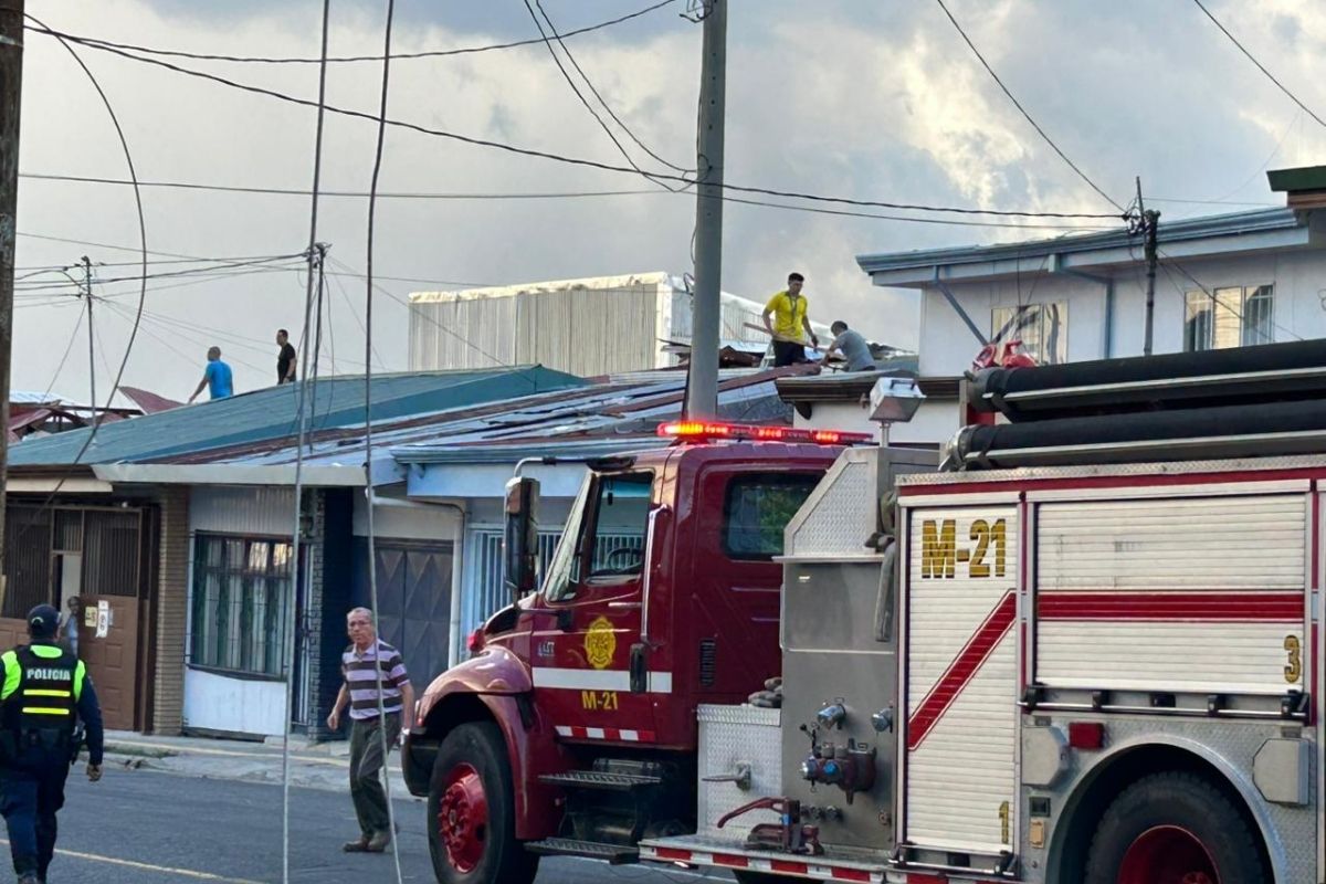 Sin luz y sin techos: Torbellino causa destrucción en casas de Heredia