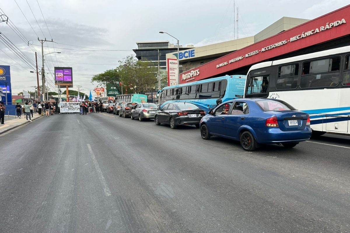 ¡De nuevo! Estudiantes bloquean importantes vías en San Pedro