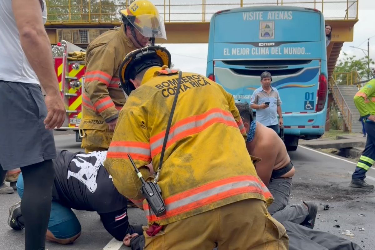 Motociclista queda grave tras chocar contra bus en La Uruca