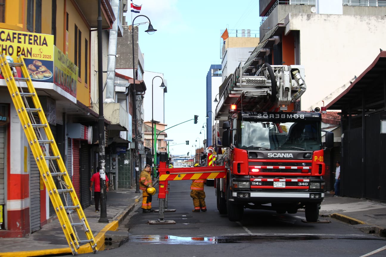 Incendio en estructura en San José centro puso a correr a Bomberos