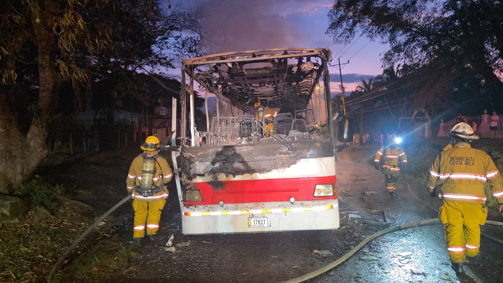 Esto dice Quepos Cambute tras incendio en su autobús