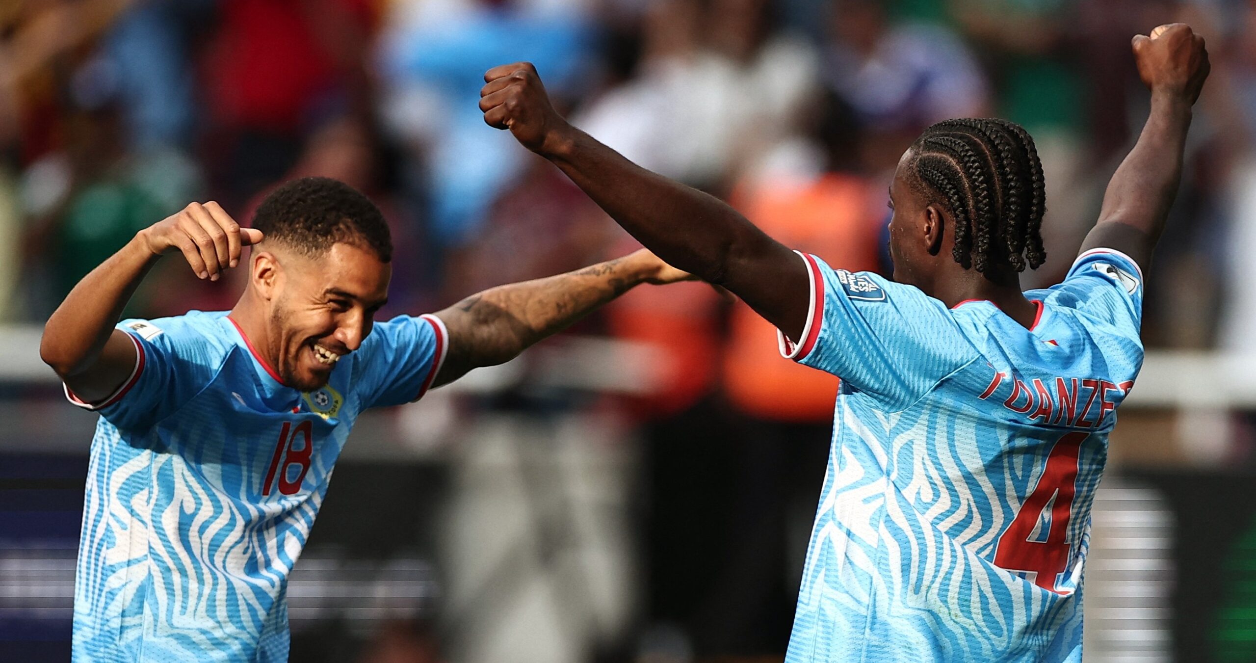 De madrugada y bajo la lluvia, congoleños celebran pase al Mundial
