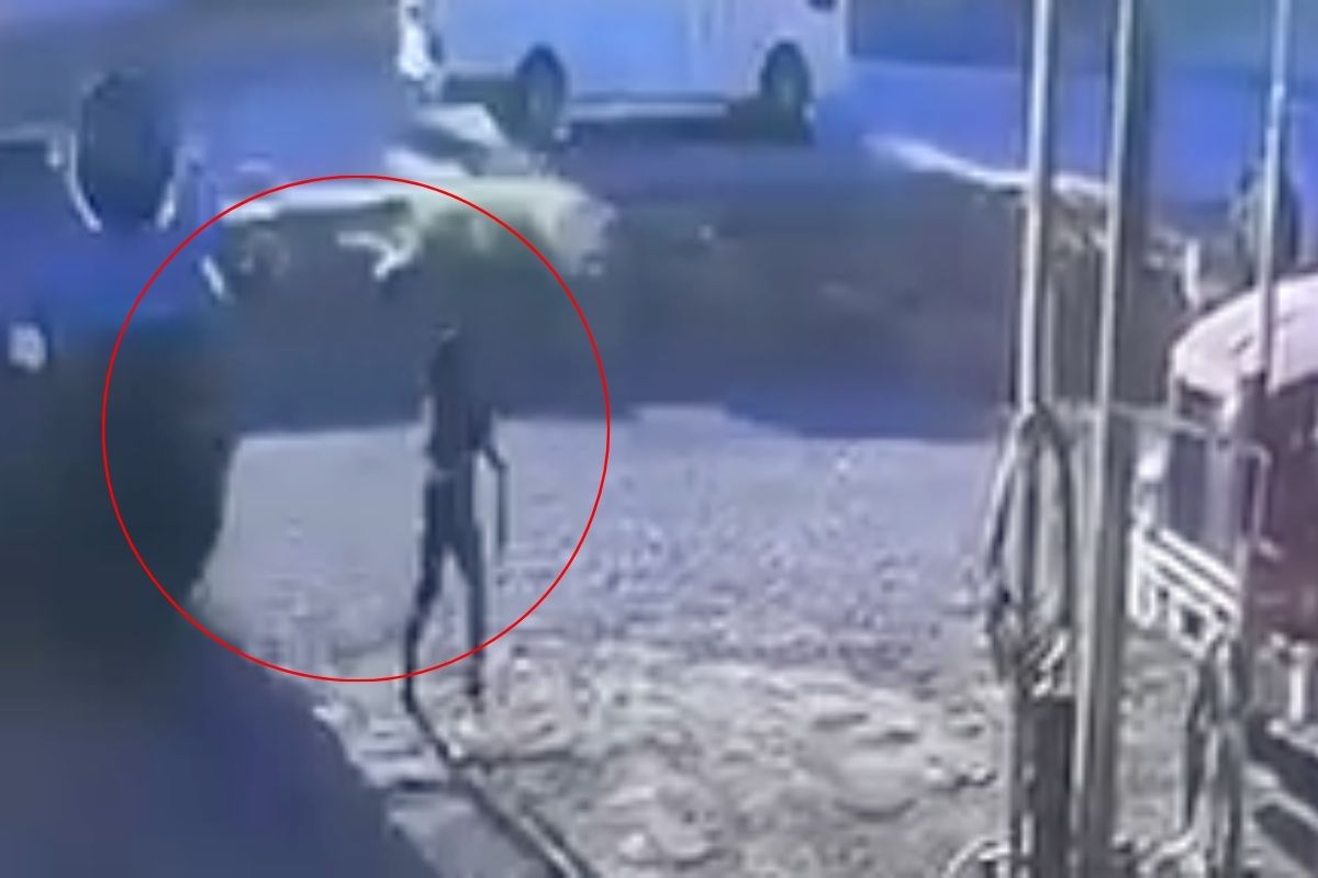 Vivos de milagro: carro vuelca y joven se salva de ser atropellada