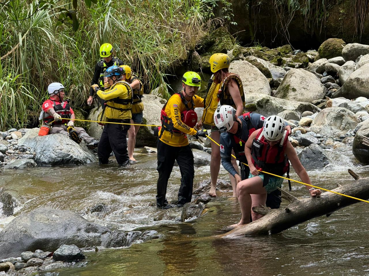 Video: Así rescataron a personas atrapadas en río en Cartago