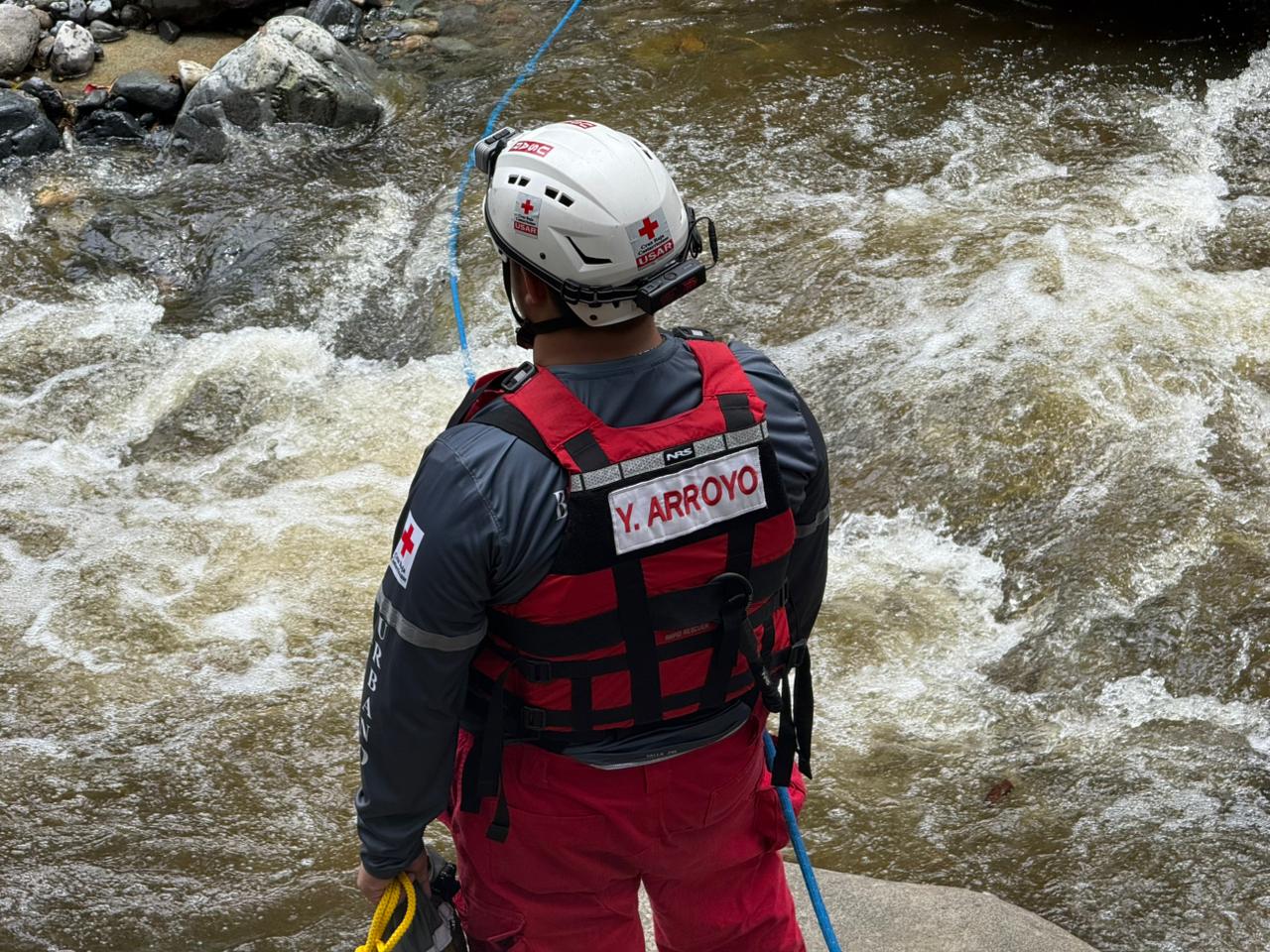 Cabeza de agua deja a un grupo de personas aisladas en Río Aranjuéz