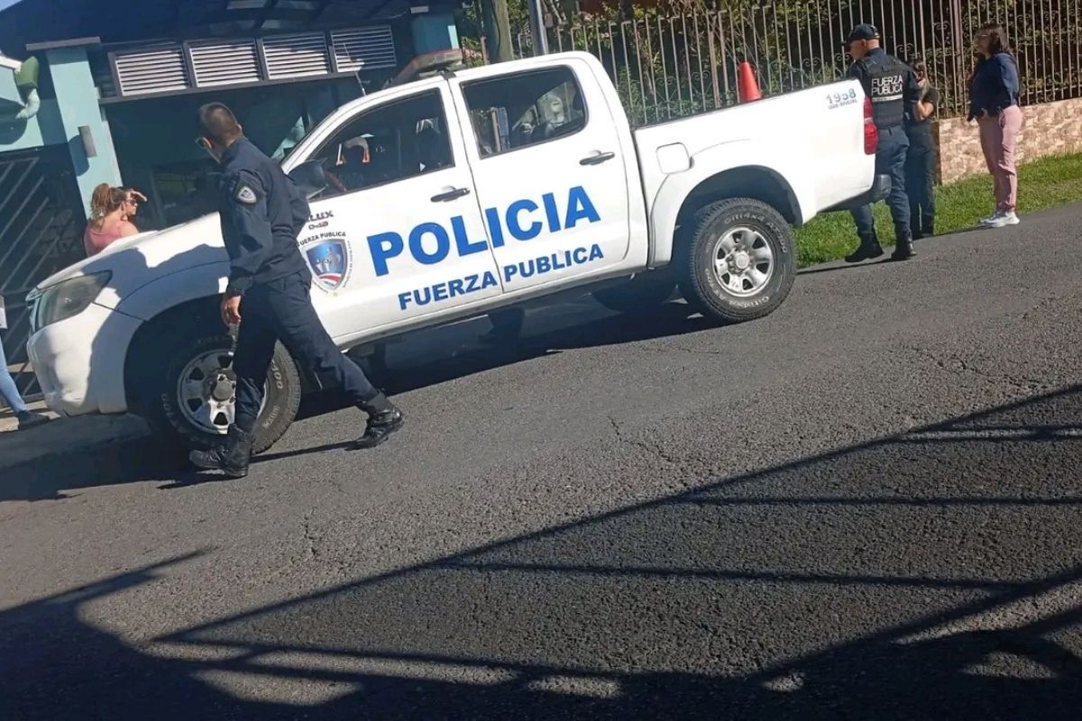 Hombre drogado cae del techo en Ebáis: lo controlan con un chuzo eléctrico