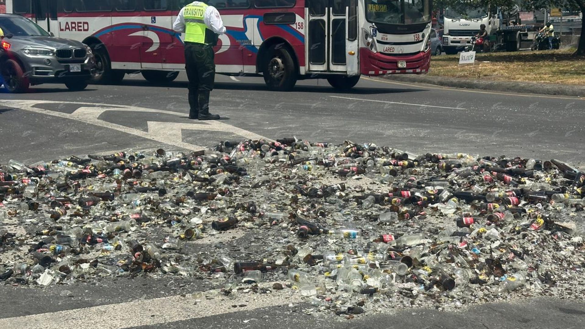 Fotos: Así está Rotonda de San Sebastián tras caída de cervezas en la vía