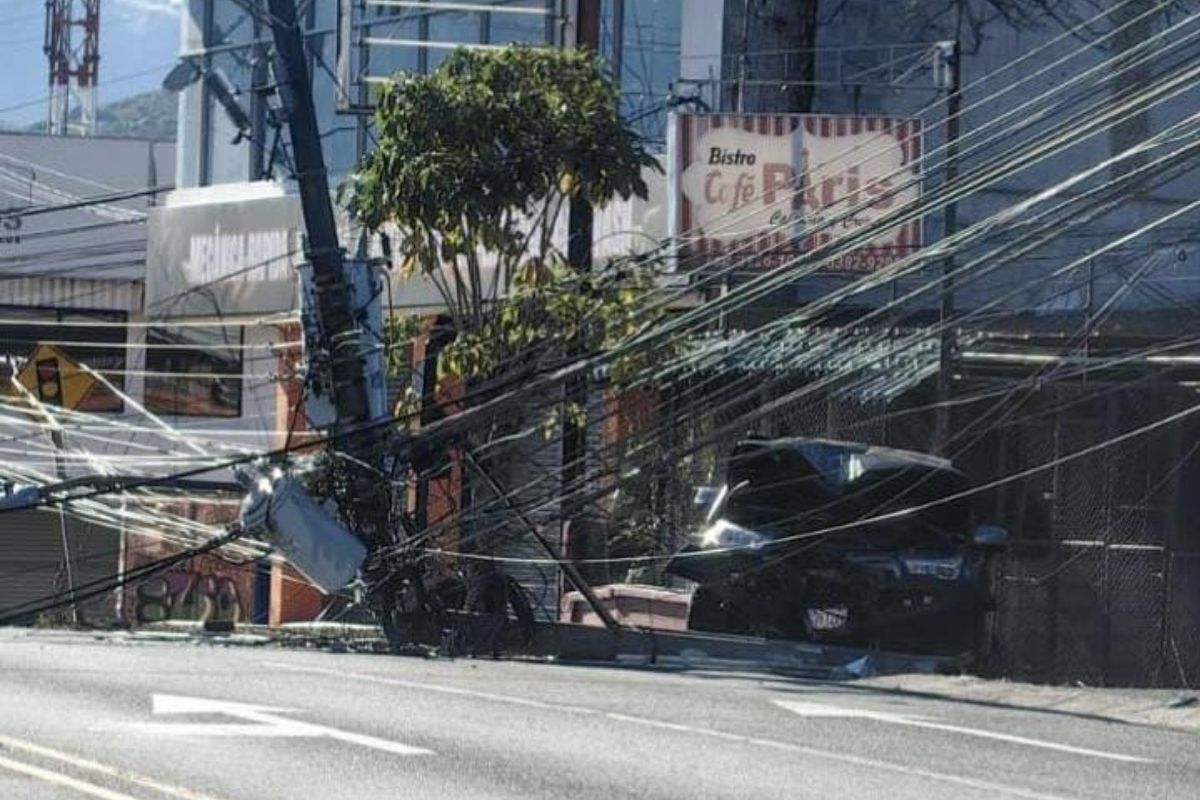 Choque de carro con poste deja vecinos de San Francisco sin electricidad