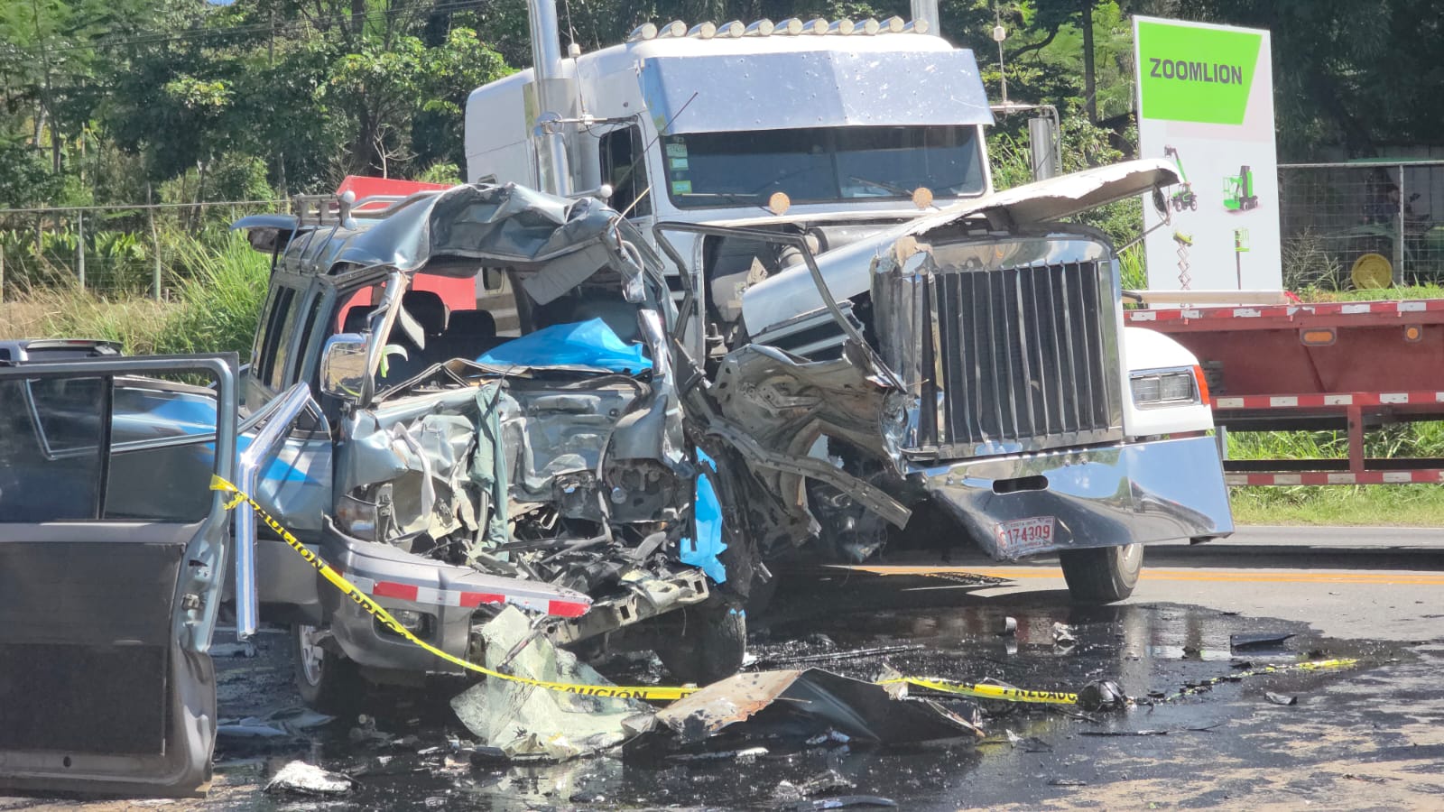 Fotos: Así quedó la escena de mortal choque entre tráiler y buseta en La Garita