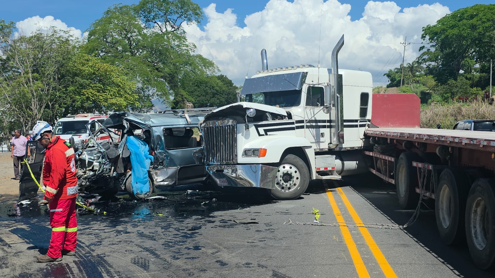 Tragedia en La Garita: Confirman fallecido tras choque entre buseta y tráiler