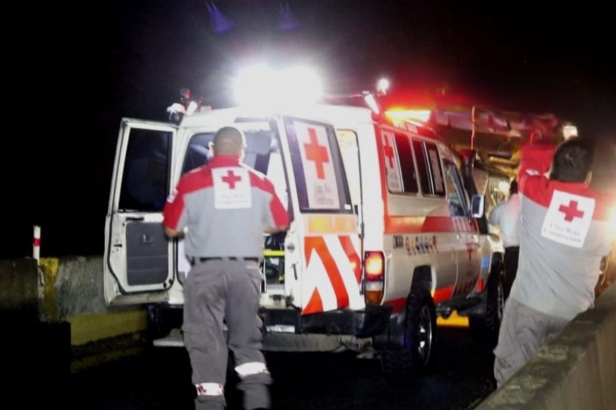 Dos menores en moto resultan gravemente heridos tras choque