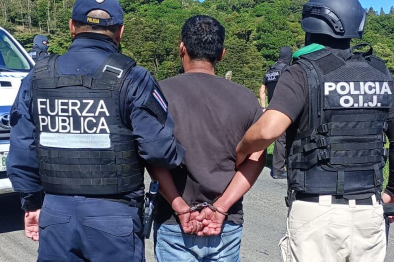 Detenido tras el operativo en la zona. Foto: cortesía corresponsal Mariluz Rojas.