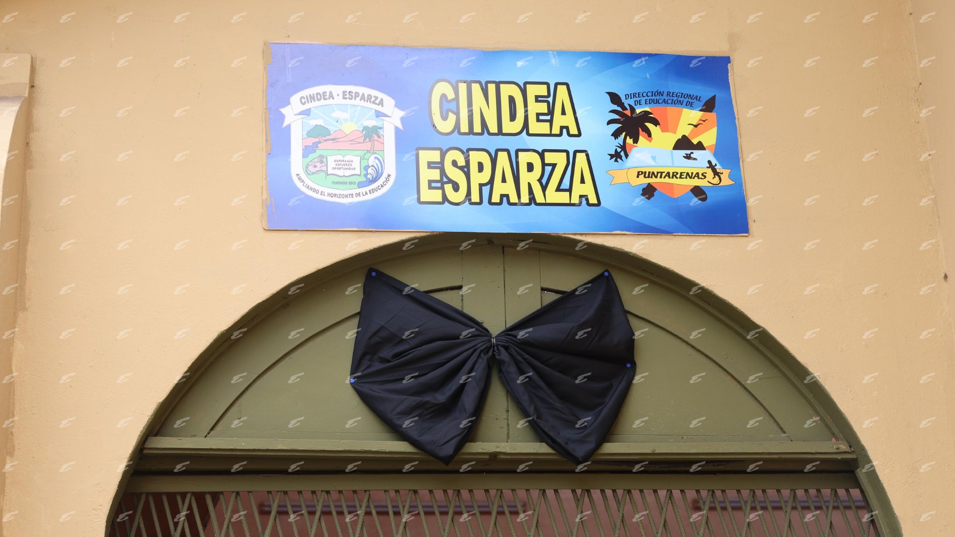 Lazos negros y pupitres vacíos: Escuela despide a estudiante víctima de ataque