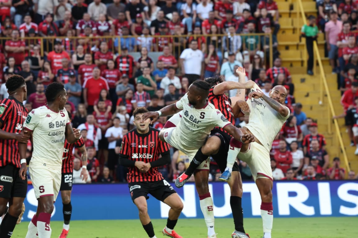 León y monstruo empatan en los primeros 45’ minutos