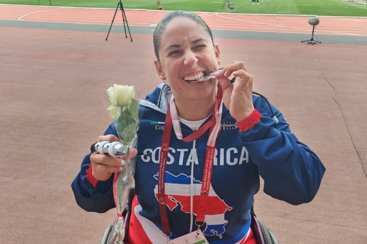 Paraatleta tica se colgó la medalla de plata