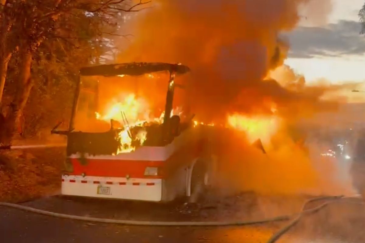 Video: Bus se prende completamente en llamas en Alajuela