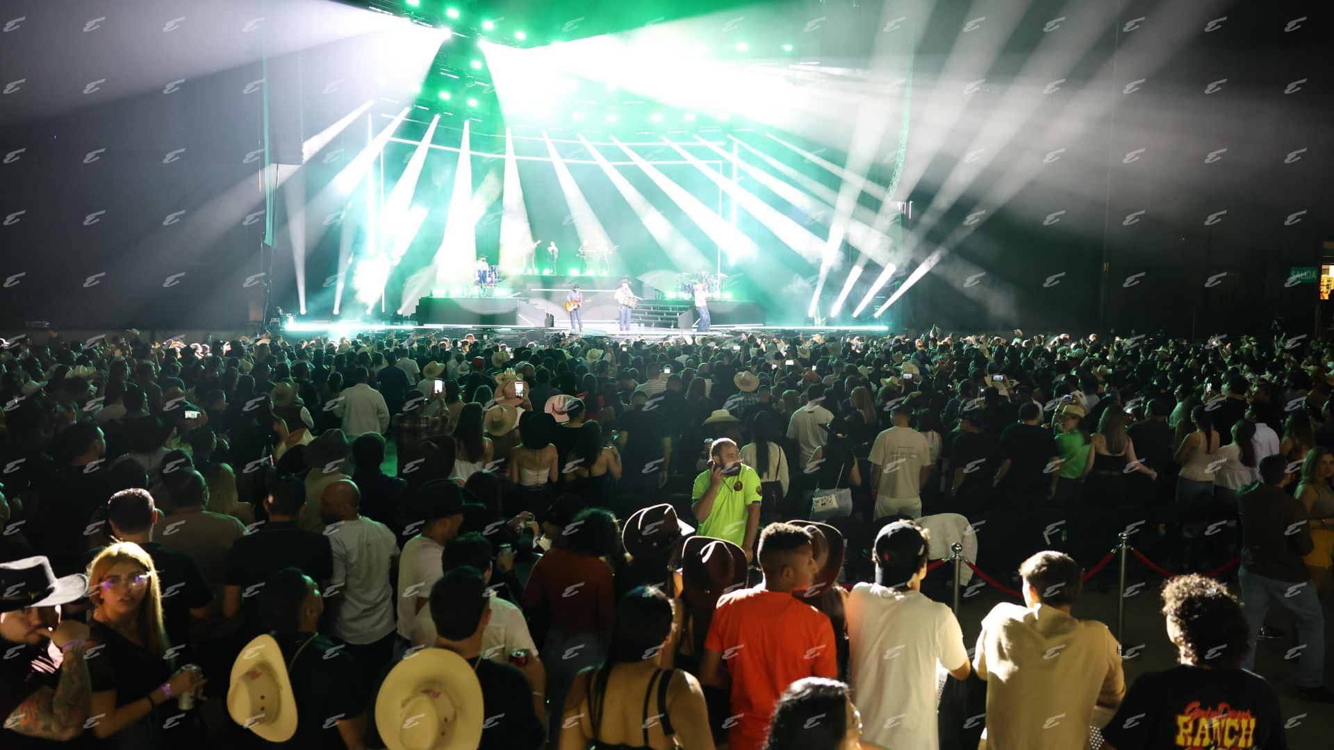 Entre despecho y el pura vida, tico corearon “No se va” con Grupo Frontera