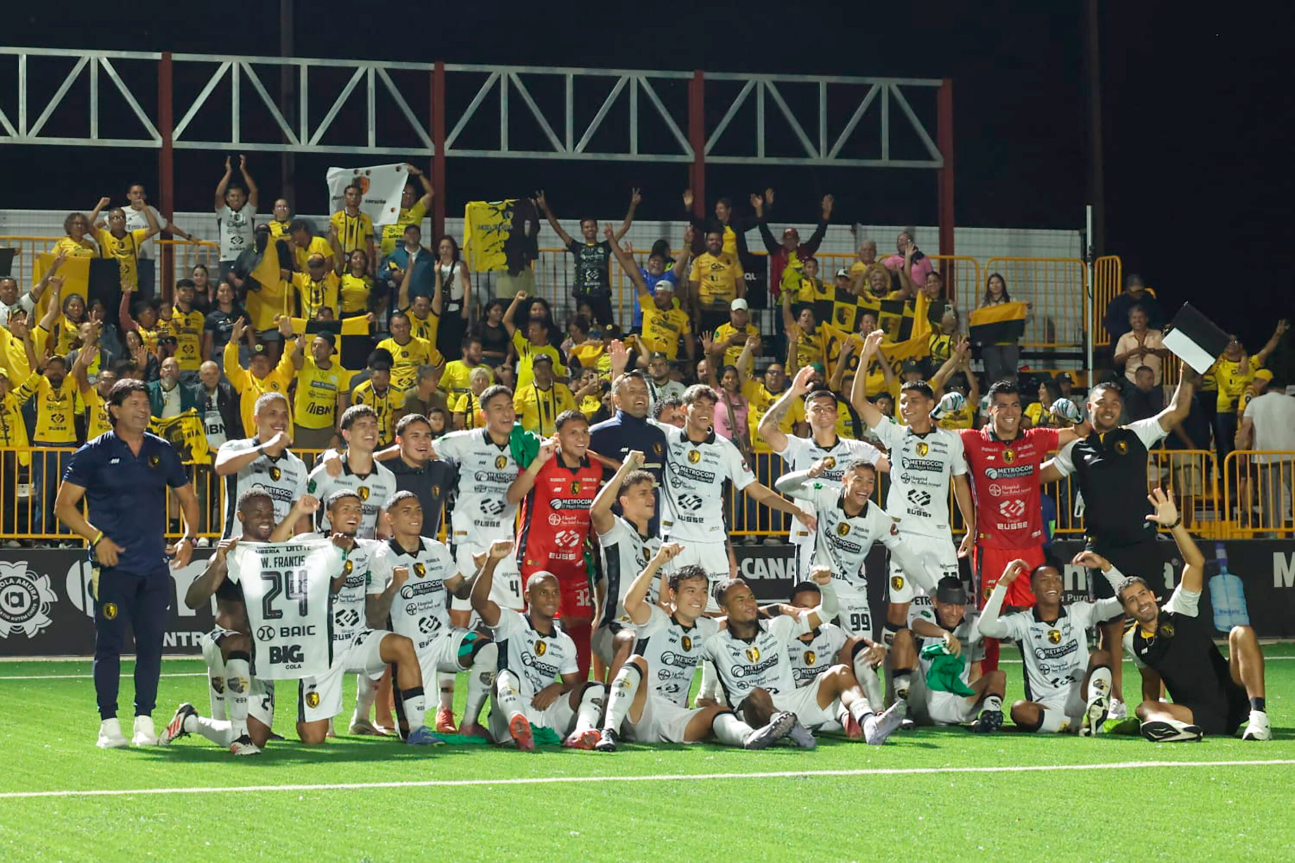 Liberia echa más leña a la hoguera rojinegra