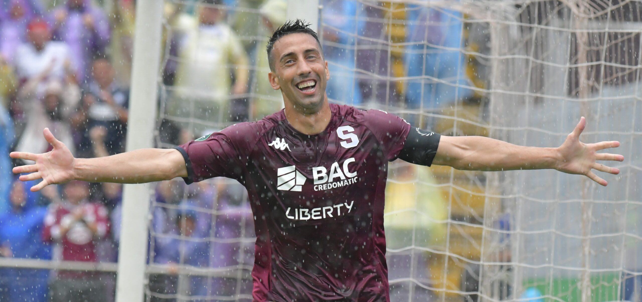 Mariano Torres con admirador en el camerino morado