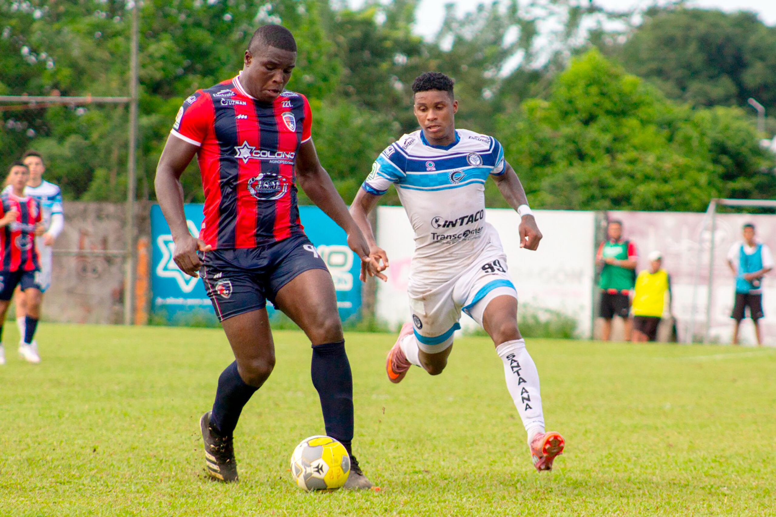 Futbolista queda fuera 6 meses por agredir a un árbitro central