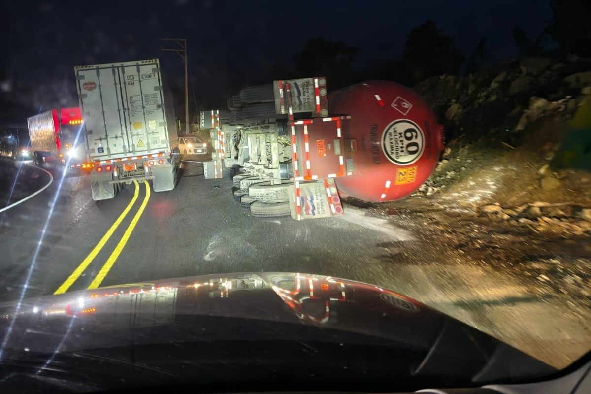Cisterna con gas LP volcado en Ruta 32: esto dice Bomberos