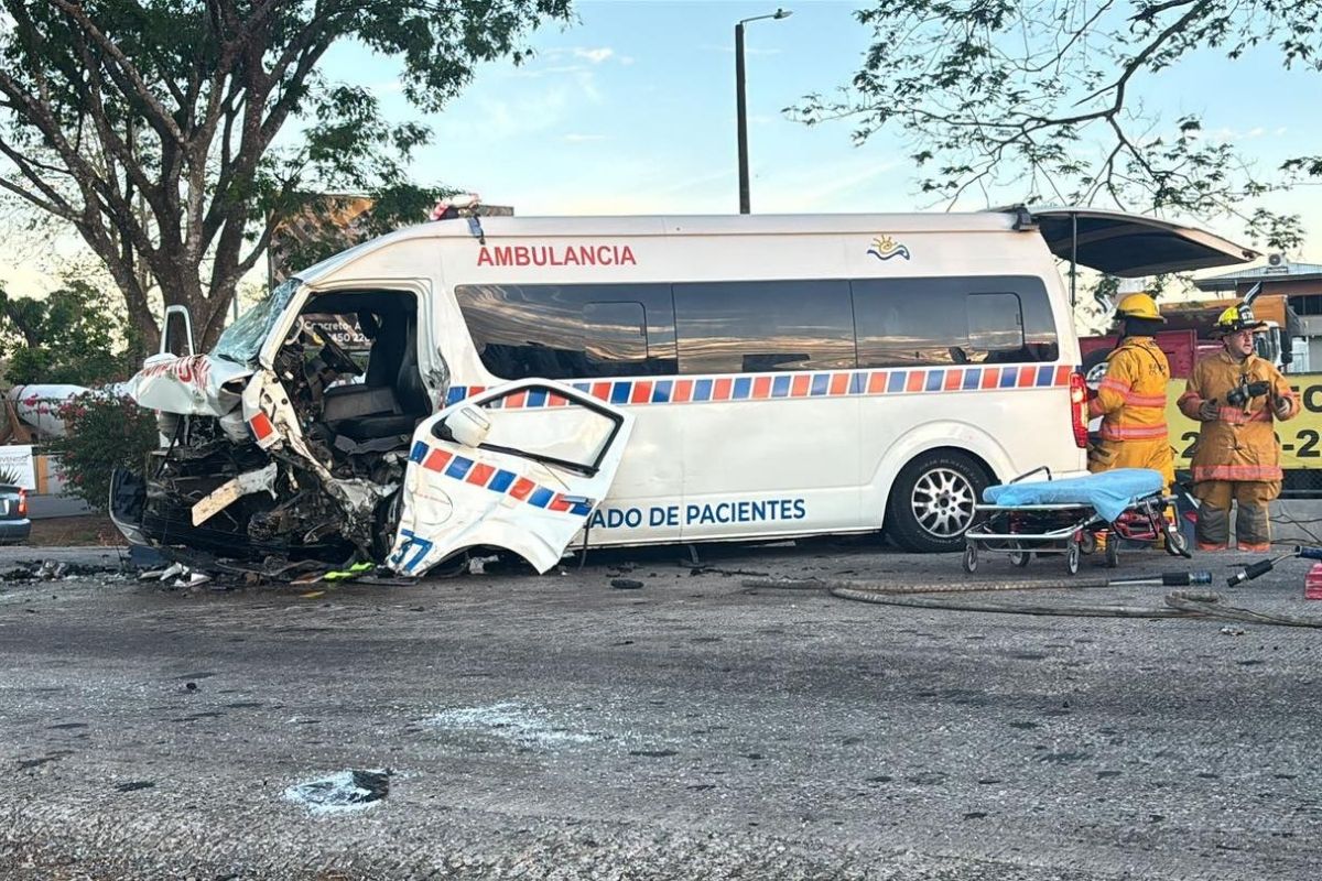 Así quedaron ambulancia privada y carro tras mortal choque