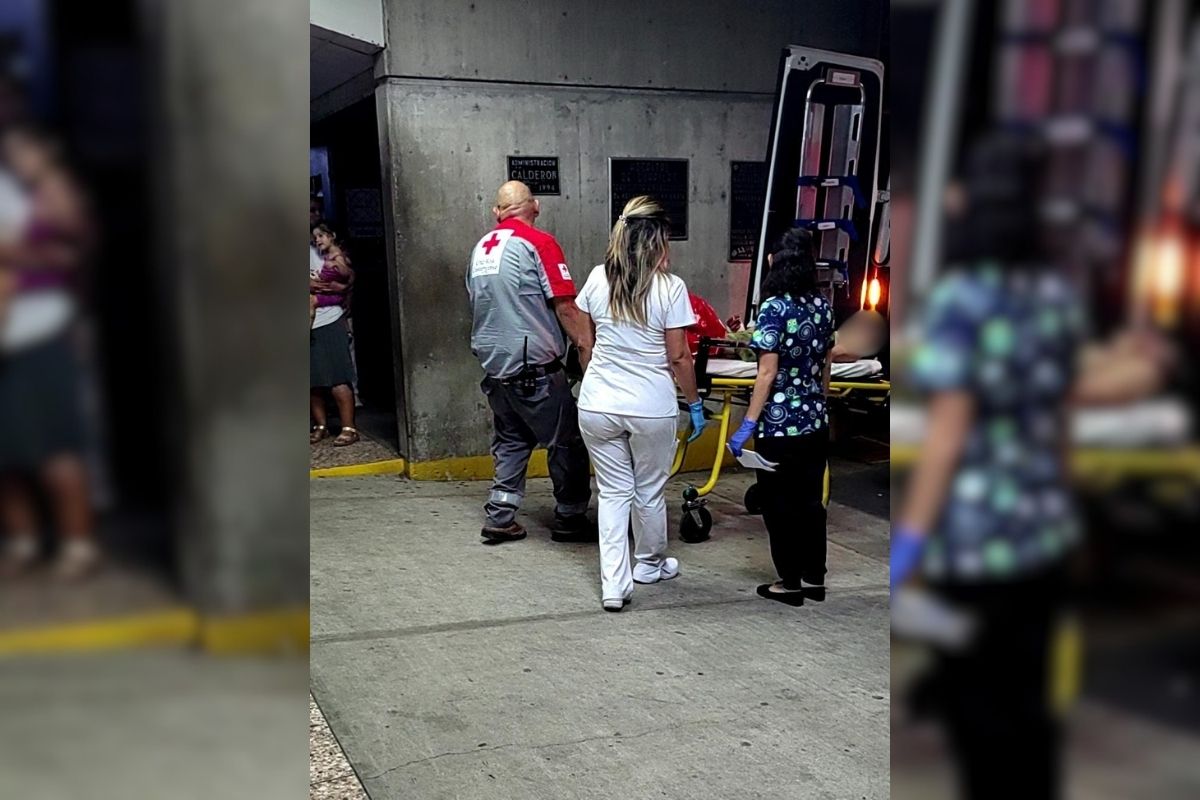 Choque frontal entre dos motos deja un hombre crítico en Guápiles