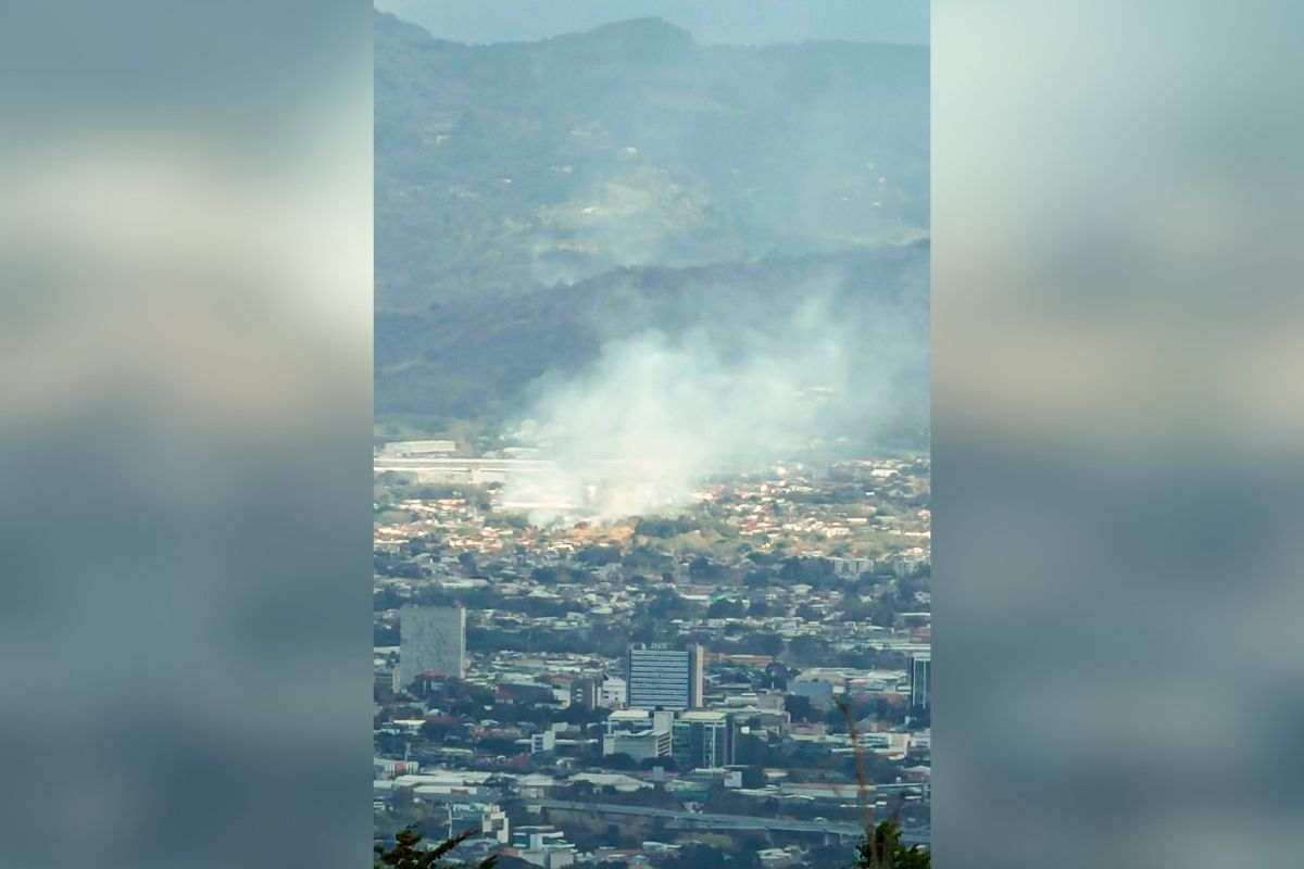 Incendio en charral amenaza estructuras en Desamparados