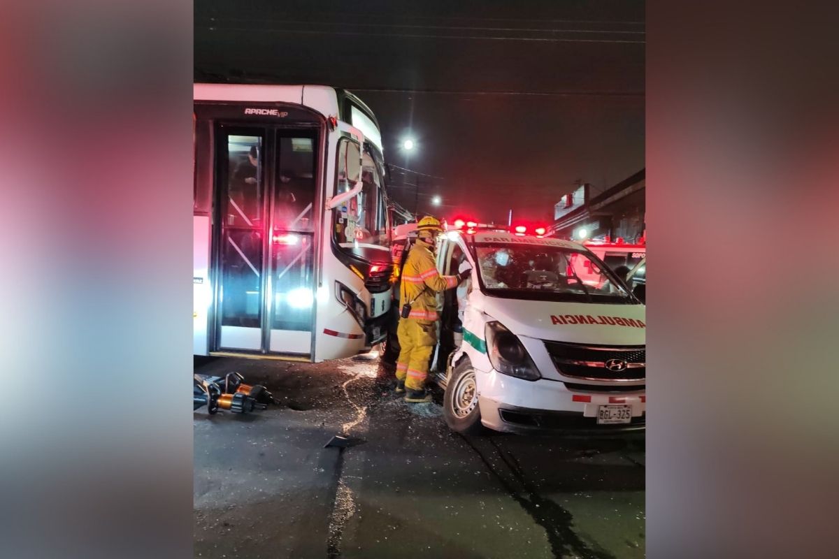 Ambulancia privada choca contra bus en Cartago: 4 atendidos en el sitio