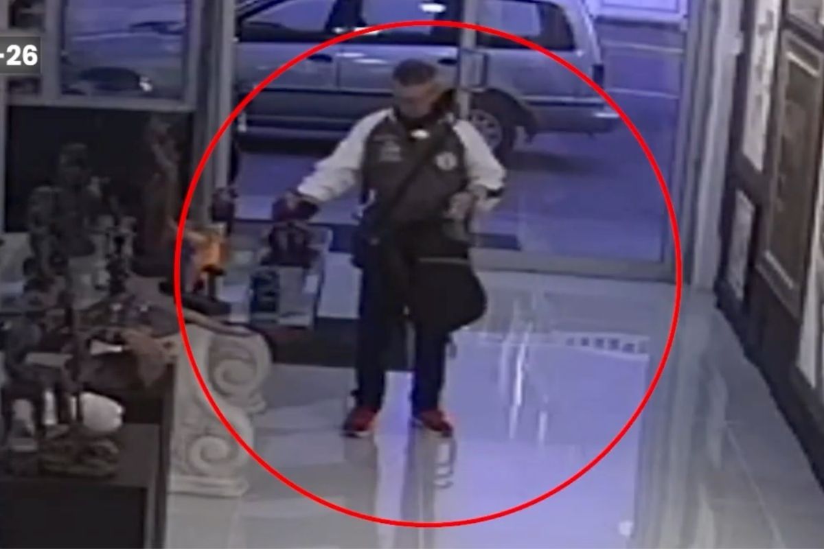 Sujeto quedó grabado robando un artículo de una tienda