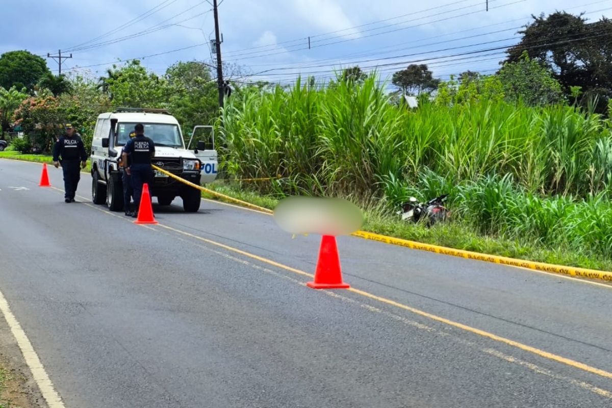Motociclista se vuelca y muere en Katira de Guatuso