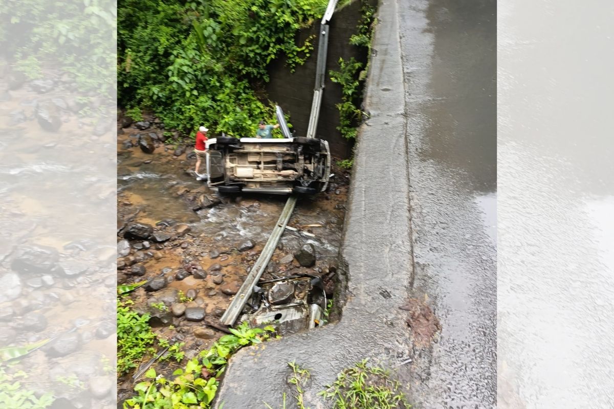 Grave accidente en San Carlos: vehículo cae a río y deja 3 heridos