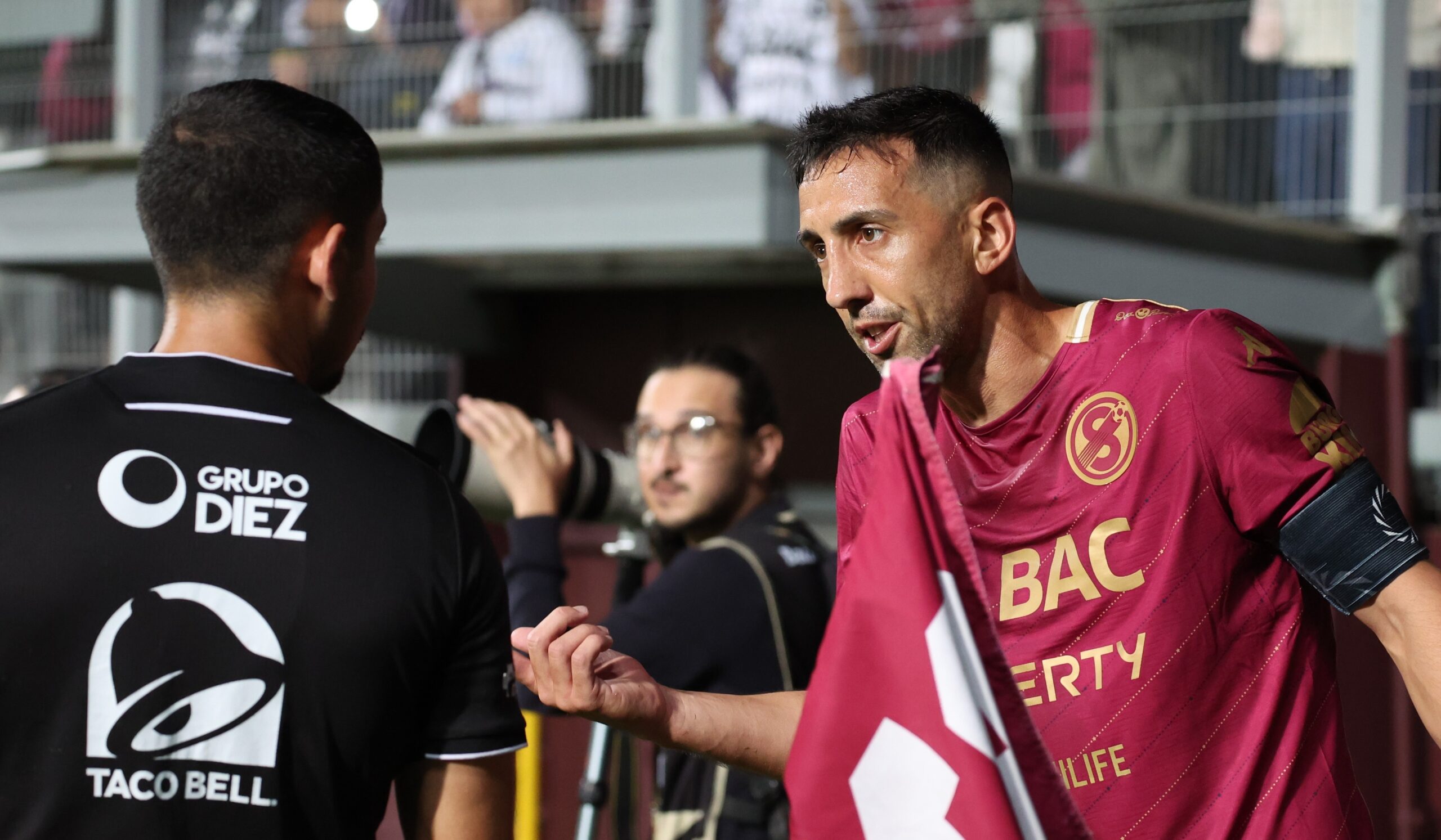 Video: Mariano Torres agrede a Comisario de Unafut