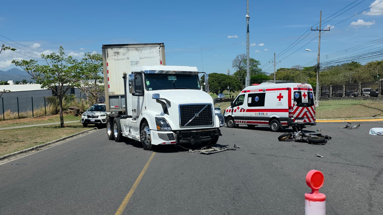 Joven motociclista muere tras chocar de frente contra tráiler