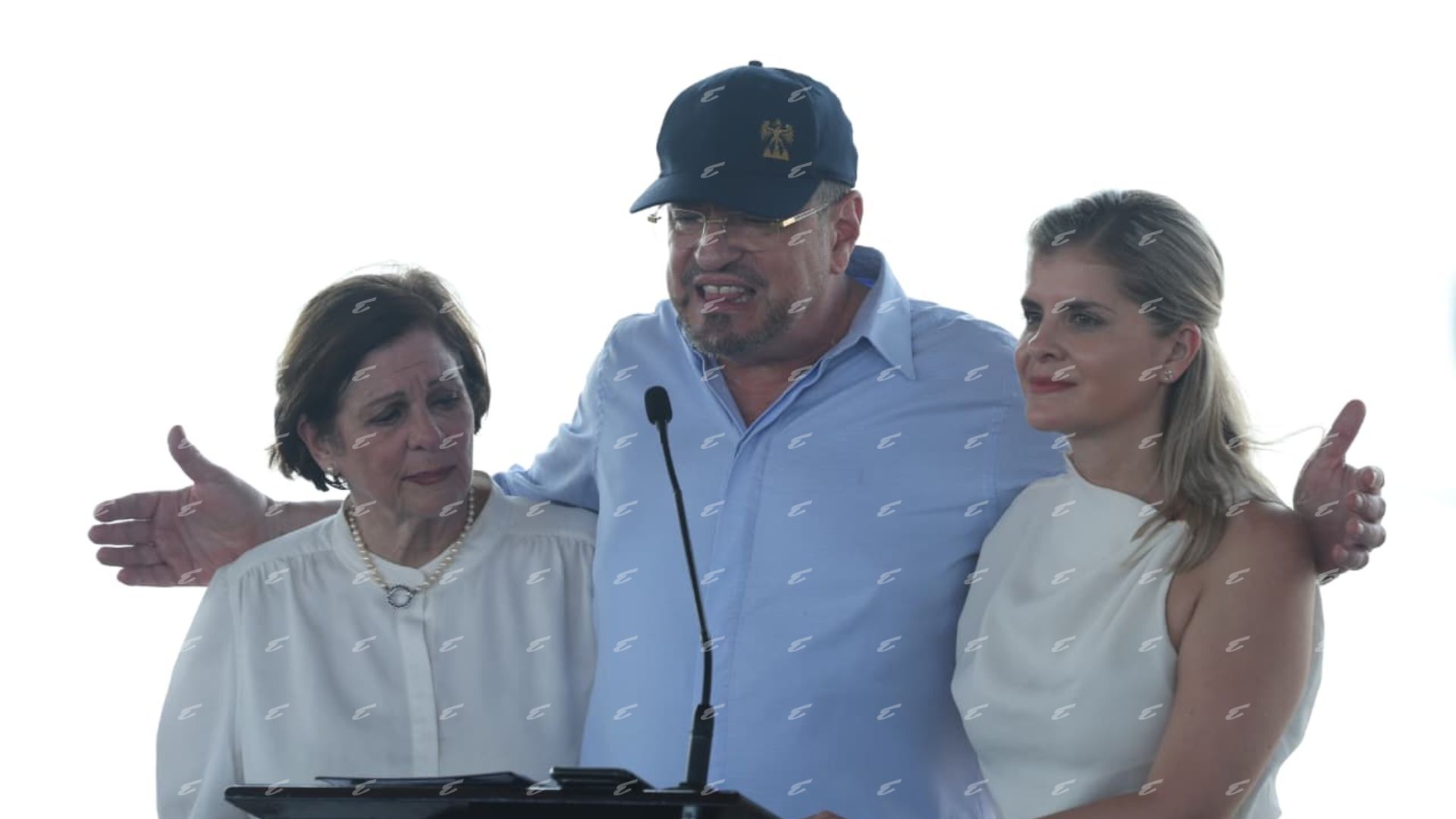 Fotos: Pilar Cisneros llora tras mensaje final de Chaves