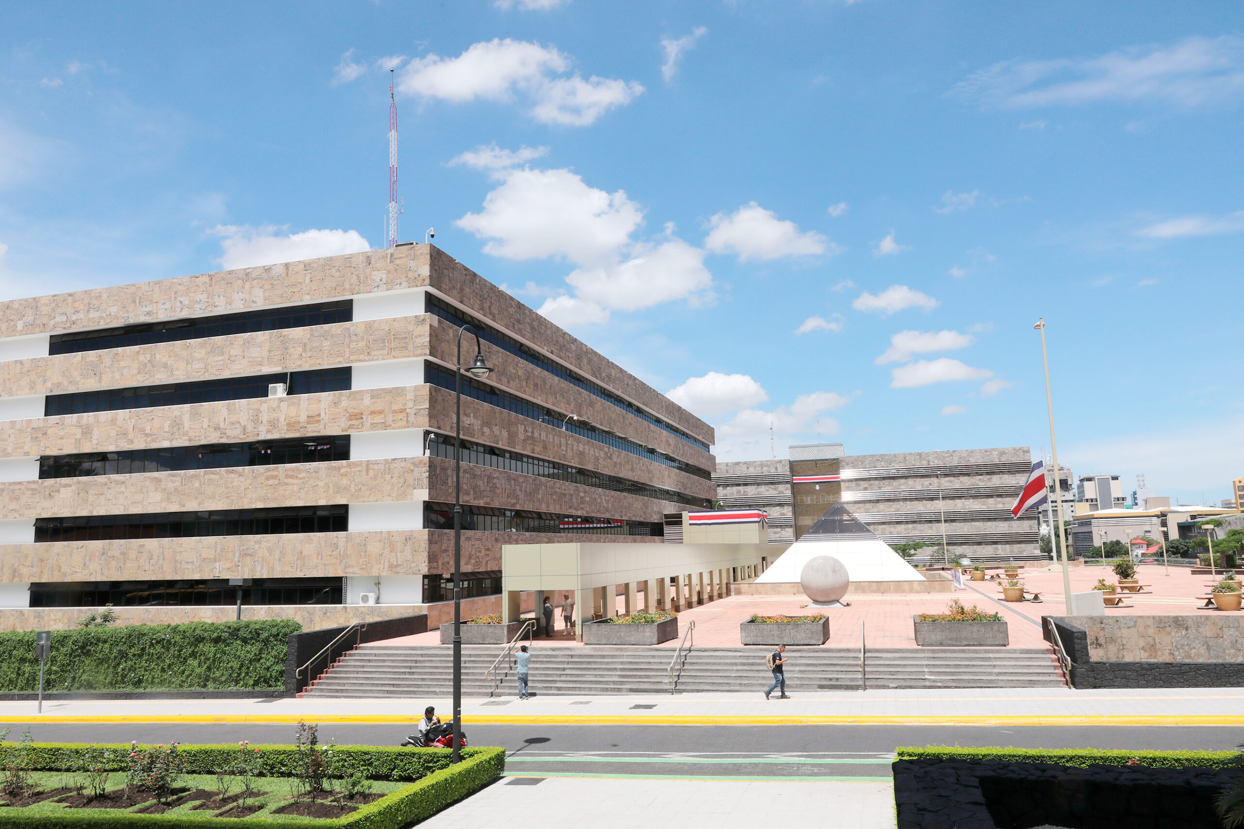 “Me restregaba la cara contra el pavimento y me pateaba”