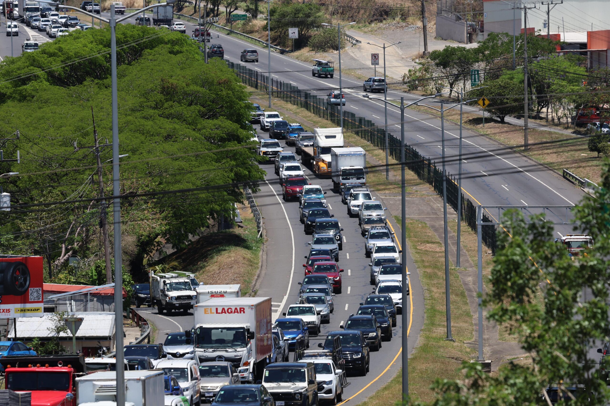 Fotos: Caos vial en Ruta 27 tras accidente mortal e incendio de vehículo