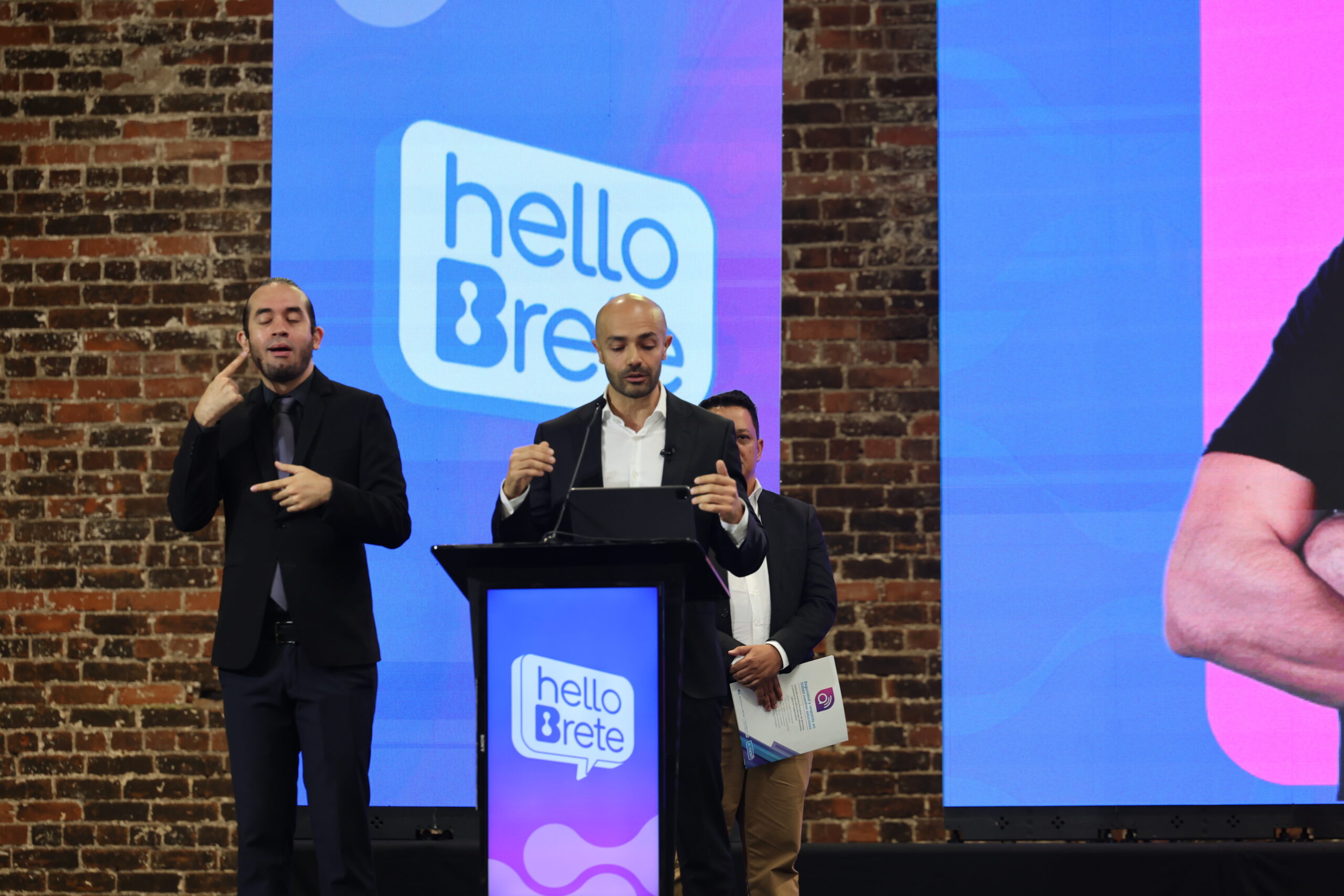 ¿Es ilegal que plataforma Hello Brete pregunte por su orientación sexual?